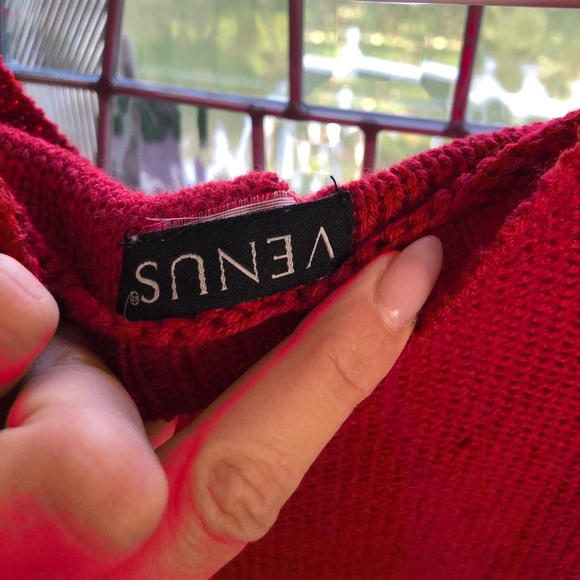 Red shoulder cut out sweater - Picture 4 of 4